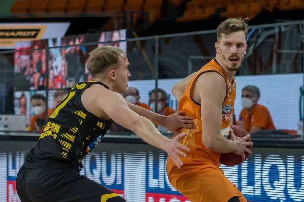 在这场焦灼 在这场焦灼